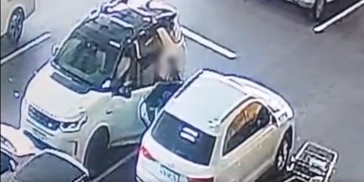 Vídeo: Mulher é s3qu3strada em estacionamento de supermercado atacadista após homem agarrá-la