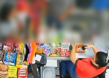 Vídeo: Câmera flagra assalt0 em supermercado com cr1ança entre os clientes em Manaus