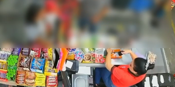 Vídeo: Câmera flagra assalt0 em supermercado com cr1ança entre os clientes em Manaus