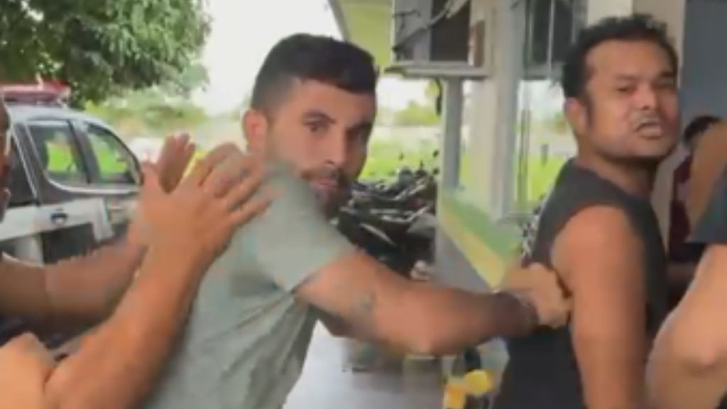 Vídeo: Preso chuta repórter ao chegar na delegacia em Itacoatiara: 'Não tem ladrão aqui não'