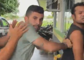 Vídeo: Preso chuta repórter ao chegar na delegacia em Itacoatiara: 'Não tem ladrão aqui não'