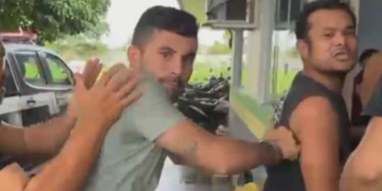 Vídeo: Preso chuta repórter ao chegar na delegacia em Itacoatiara: 'Não tem ladrão aqui não'