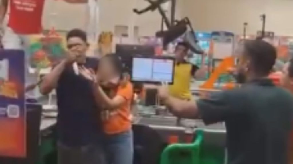 Veja: Homem é filmado ame4çando a ex com 'peixeira' dentro do Atacadão em Manaus