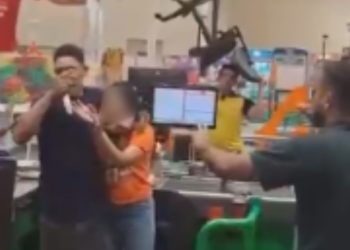 Veja: Homem é filmado ame4çando a ex com 'peixeira' dentro do Atacadão em Manaus