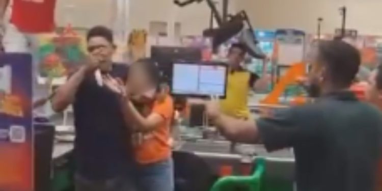 Veja: Homem é filmado ame4çando a ex com 'peixeira' dentro do Atacadão em Manaus