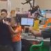 Veja: Homem é filmado ame4çando a ex com 'peixeira' dentro do Atacadão em Manaus