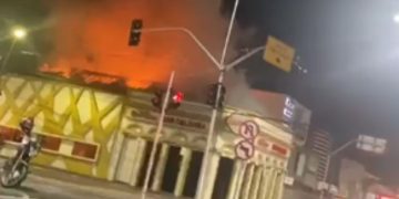 Vídeo: Fogo atinge estrutura do Bar Caldeira da Vila durante a madrugada