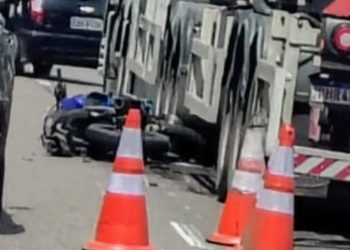 Homem é socorrido após ac1dente envolvendo moto e carro em Manaus