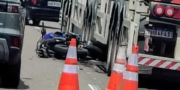 Homem é socorrido após ac1dente envolvendo moto e carro em Manaus