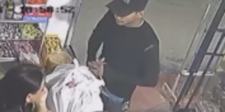 Veja: Bandid0 faz compras, chega no caixa e revela assalt0 no bairro Cidade de Deus