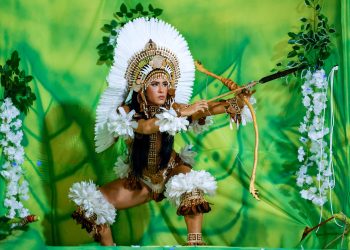 Escolas de samba do Grupo Especial de Manaus se apresentam no Sambódromo