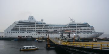 Chegada do MS Insígnia ao Porto de Manaus abre temporada de cruzeiros