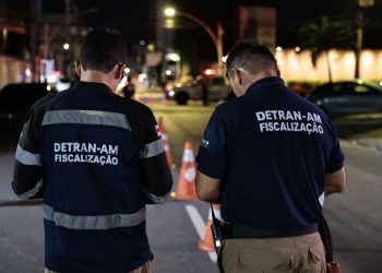 Homem tenta fugir de blitz pela contramão, estoura pneus do carro e acaba detido em Manaus