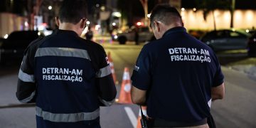 Homem tenta fugir de blitz pela contramão, estoura pneus do carro e acaba detido em Manaus