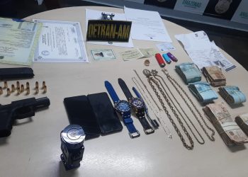 Suspeit0 é pres0 em Manaus levando arma, R$ 48 mil e documento falso numa Hilux