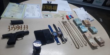 Suspeit0 é pres0 em Manaus levando arma, R$ 48 mil e documento falso numa Hilux