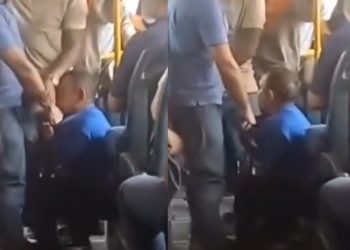 Vídeo mostra acusado de r0ubo apanhand0 no busão em Manaus :’não adianta fugir’