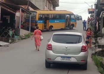 Vídeo: “amarelinho” desce ladeira sem freio e atinge casa em Manaus