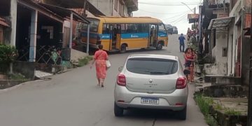 Vídeo: “amarelinho” desce ladeira sem freio e atinge casa em Manaus