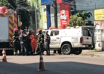 Vídeo: Homem em situação de rua é pr3s0 com fac@ e suposto explosivo dentro de ônibus no Centro de Manaus