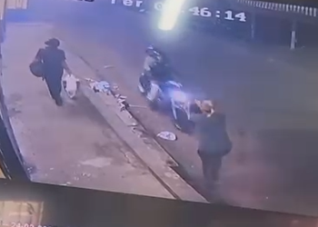 Câmeras flagram ass@lt0 a pedestres na Zona Leste de Manaus; dupla fugiu de moto