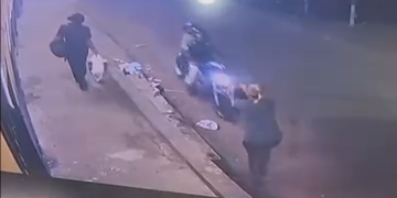 Câmeras flagram ass@lt0 a pedestres na Zona Leste de Manaus; dupla fugiu de moto