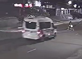 Vídeo forte: jovem para moto para pegar boné e acaba m0rrendo atropelad0 em Manaus