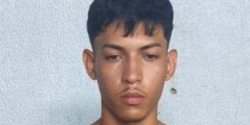 “NP” foge da polícia pelas ruas de Manaus, bate carro r0ubado na viatura da PM e acaba pres0