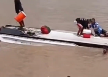 Lancha naufraga no Rio Solimões, mas todos os ocupantes são resgatados com vida; veja