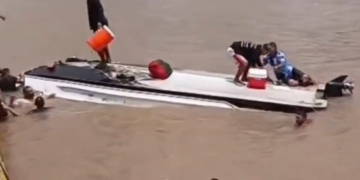 Lancha naufraga no Rio Solimões, mas todos os ocupantes são resgatados com vida; veja