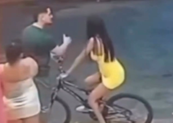 Vídeo: Homem agr1de grávida em bicicleta e depois d1spara t1r0s nela na frente de bar