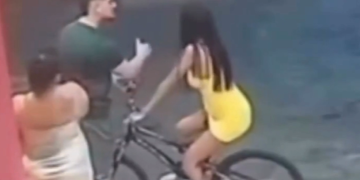 Vídeo: Homem agr1de grávida em bicicleta e depois d1spara t1r0s nela na frente de bar