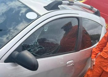 Avó não consegue destravar porta e neto de 5 anos fica preso no carro em Manaus