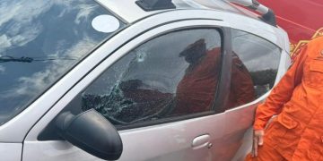 Avó não consegue destravar porta e neto de 5 anos fica preso no carro em Manaus