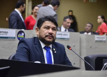 Vereador pres0 por ‘rachadinha’ volta a registrar presença na CMM sem pisar no plenário