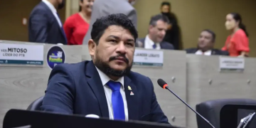 Vereador pres0 por ‘rachadinha’ volta a registrar presença na CMM sem pisar no plenário