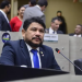 Vereador pres0 por ‘rachadinha’ volta a registrar presença na CMM sem pisar no plenário