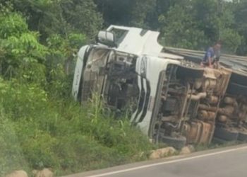 Motorista perde controle da direção e tomba carreta na BR-174