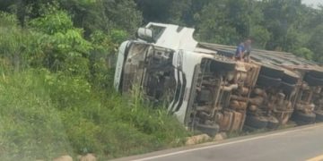 Motorista perde controle da direção e tomba carreta na BR-174