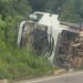 Motorista perde controle da direção e tomba carreta na BR-174