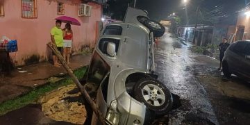 Moradores cobram respostas de David Almeida após família ser ‘engol1da’ por cratera: ‘Cadê o prefeito?’