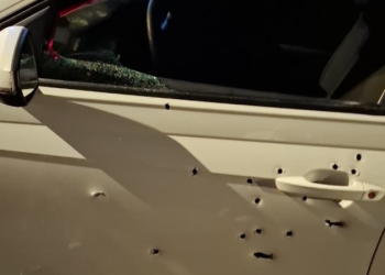 Vídeo: Em confronto com a polícia, suposto pistoleir0 tem o carro pipocad0 e m0rr3 em Manaus