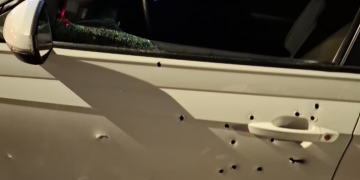 Vídeo: Em confronto com a polícia, suposto pistoleir0 tem o carro pipocad0 e m0rr3 em Manaus