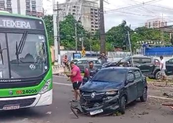 Vídeo forte: veja choque violent0 entre carros na Ponta Negra: ‘perdeu o controle’