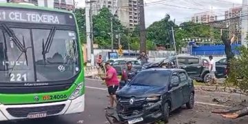 Vídeo forte: veja choque violent0 entre carros na Ponta Negra: ‘perdeu o controle’