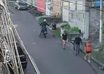 Vídeo: mulheres correm na rua após assalt0 cometido por bandid0 armad0 em Manaus 