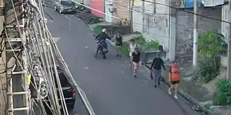 Vídeo: mulheres correm na rua após assalt0 cometido por bandid0 armad0 em Manaus 