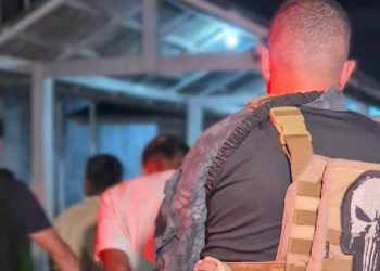 Em br1ga por comida, jovens acertam várias t3rçad@s e arranc@m cabeça de homem no AM