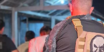 Em br1ga por comida, jovens acertam várias t3rçad@s e arranc@m cabeça de homem no AM