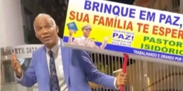 Deputado que se autodenomina ‘ex-gay’ aborda folião no Carnaval: ‘Esse fur1c0 agora é de Deus’; veja